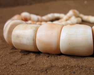 Perles anciennes en corail blanc