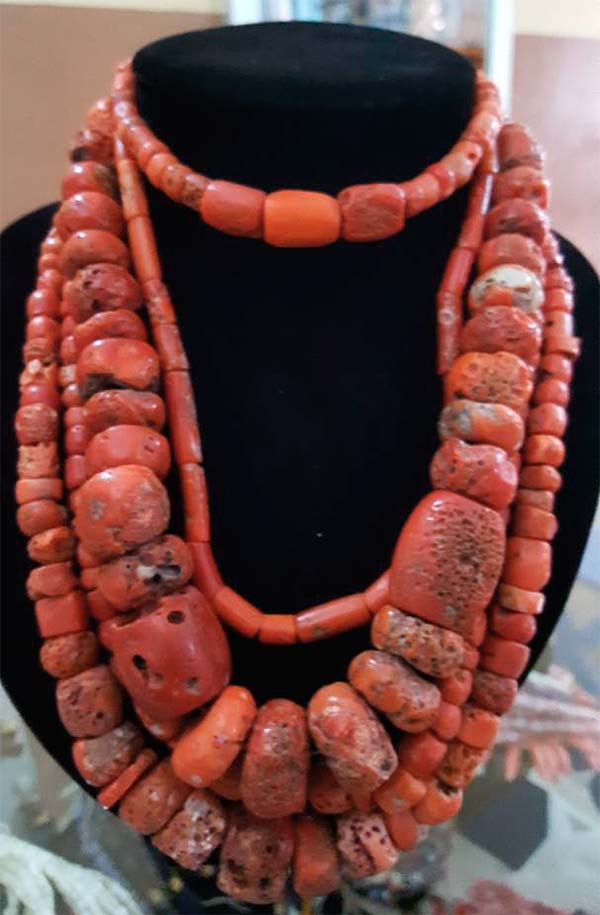 Colliers de perles anciennes de corail rouge
